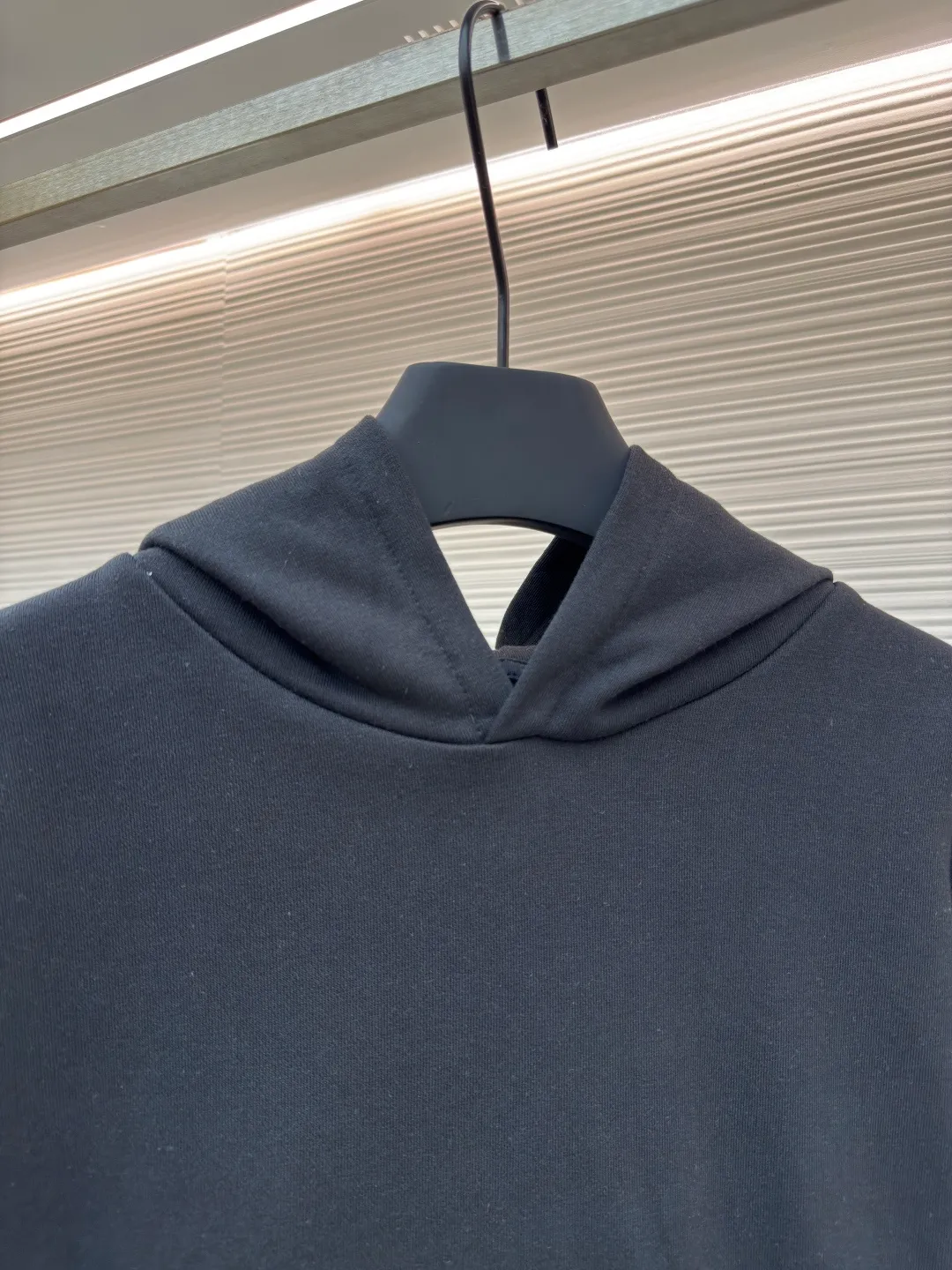 LOUIS VUITTON solid color pullover hoodie long-sleeved sweatshirt ●Authentic product: Purchased and developed by 7899 ●Item number: 1680506-A60 ●Fabric: fleece sweatshirt fabric ●Technology: spliced ​​and recycled ●Version: fitted version ●Weight: about 650g ●Size: S-M-L-XL ●Description: Trendy brand double-strand 360g fleece sweatshirt material. 2*2 trendy brand thread 400g, machine-made hardware, splicing and return, fabric fermentation washing, customized 1:1 hardware, customized 1:1 trademark. The overall wiring is straight and delicate, the fabric is comfortable and soft, and the color is consistent without color difference. It can be matched with the same style to create a fashionable look and control various occasions. Customized accessories, complete with three standards, same style for men and women!